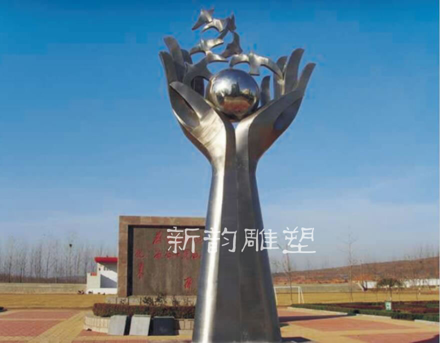 哈爾濱玻璃鋼雕塑 vs 不銹鋼雕塑：如何根據(jù)需求做出正確選擇？